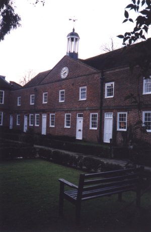 house1_l.jpg (23596 bytes)